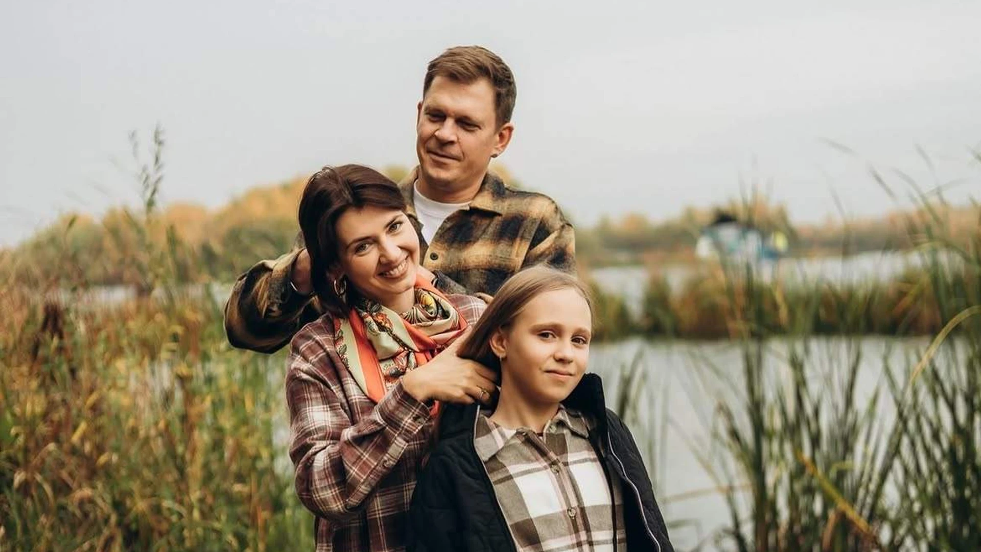 Зірка Жіночого лікаря Ісаєнко з дружиною і дочкою наробили осінніх фото в картатому фемілі-луці
