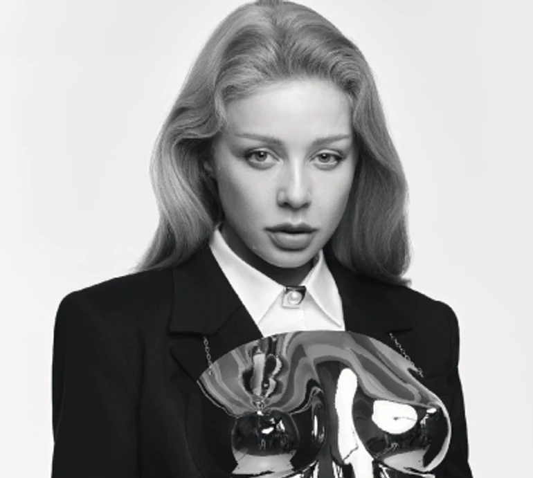 Кароль з металевим декольте попозувала в костюмі від українського бренду для португальського VOGUE