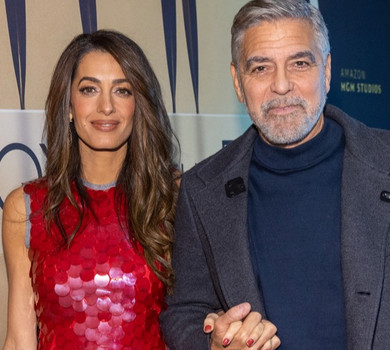 Червоні паєтки та сіра класика: вишукані Джордж та Амаль Клуні потримались за руки на прем'єрі фільму