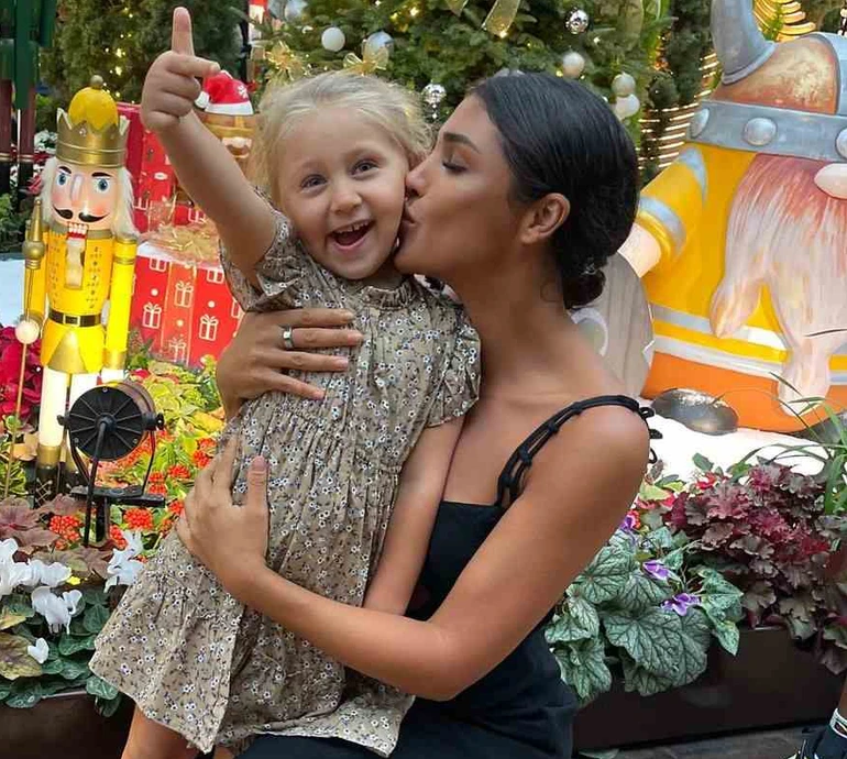 Матусина гімнастка: Дімопулос у мережі помилувалася розтяжкою 4-річної доньки