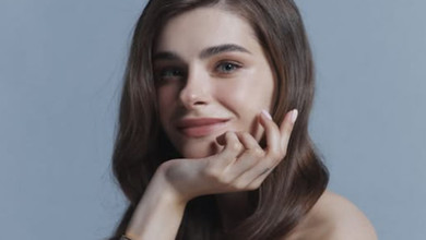 Остапчук у міні-плісе та з маленьким сином на руках виписалася з пологового будинку. Фото