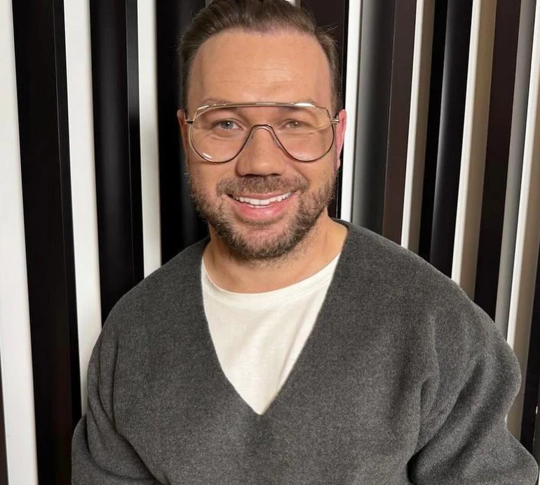 Сапфір, слива та бабл-гам: Андре Тан про трендові кольори зими-2025 і з чим їх поєднувати