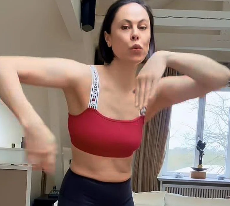 51-річна ексдружина Кличка в топі та лосинах хаотично порухала тілом у танці водоростей. Фото