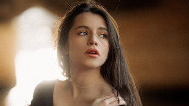 Соловій у декольтованому міні та панчохах наробила атмосферних фото у вічнозакоханому Парижі