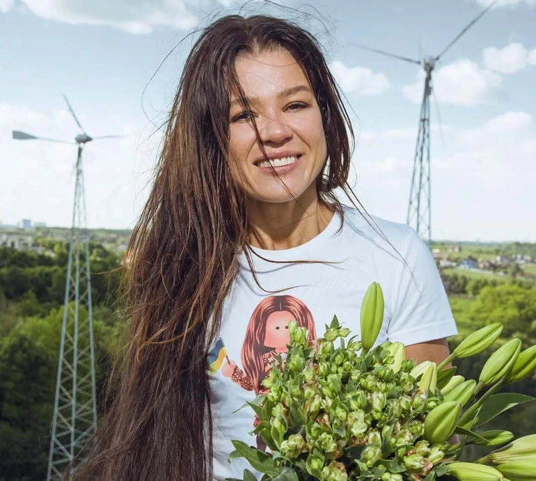 Принцеса і королева: Руслана замилувала фанів зворушливим фото з мамою, на яку дуже схожа