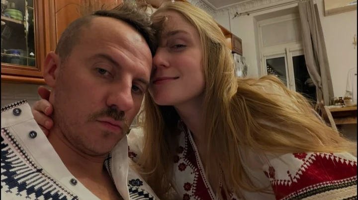 Наречена Клопотенка похвалилася формами на фото в трусиках, а він - пригорнув її для романтичного селфі