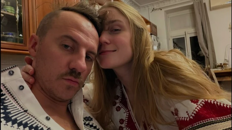 Наречена Клопотенка похвалилася формами на фото в трусиках, а він - пригорнув її для романтичного селфі