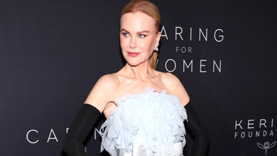 56-річна Ніколь Кідман покрасувалася у химерній сукні та пальчатках на хіднику. ФОТО