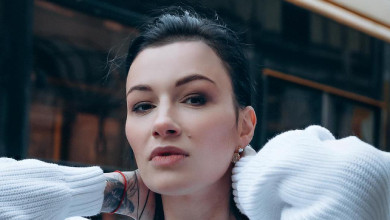 Вініл, пиво та ретролуки з нульових: Приходько з чоловіком влаштували вечірку на честь річниці