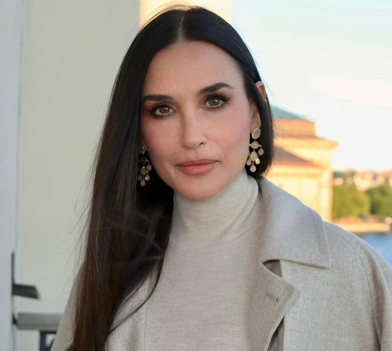 Із доньками та собаками: Демі Мур у піжамі показала рожеве святкування Різдва