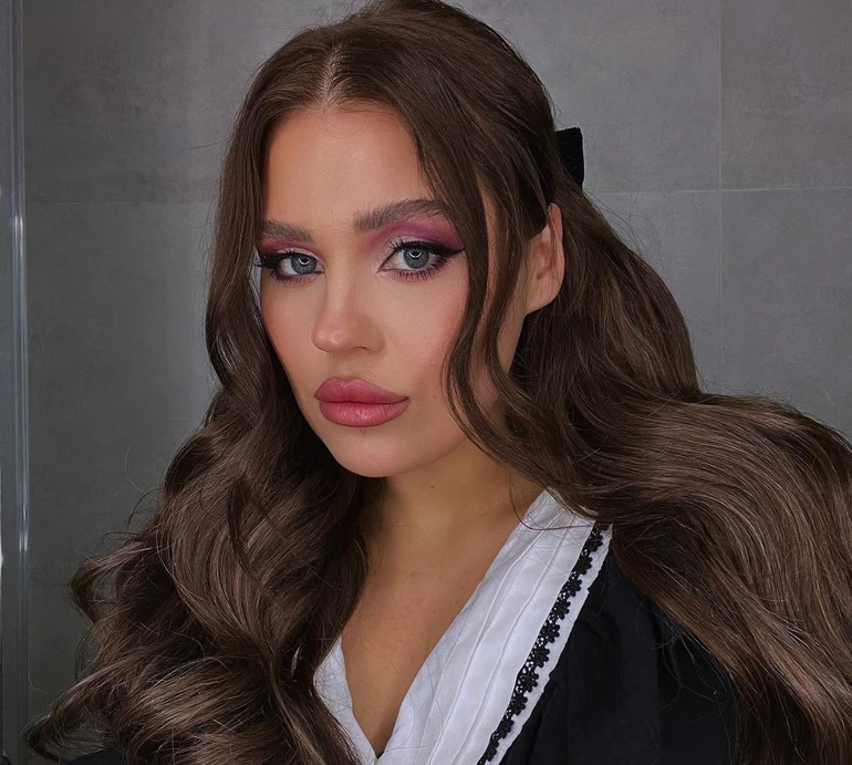 Заріцька в купальнику позасмагала і вигуляла пишне декольте в Іспанії. Фото