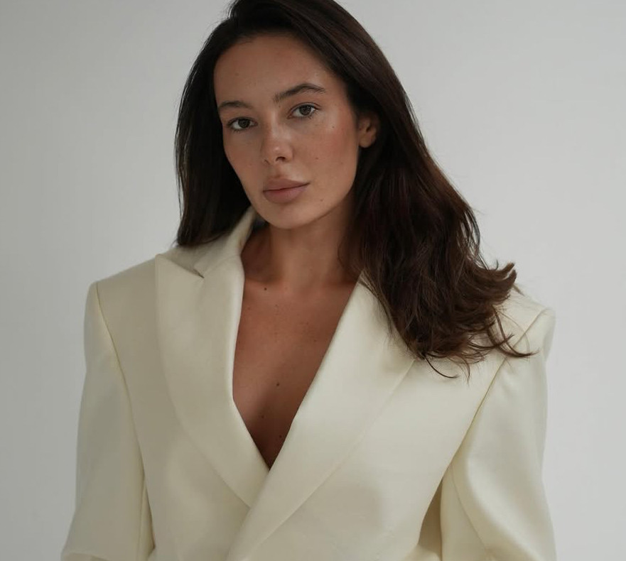 Манекен у самих стрингах порелаксувала під душем для ефектного відео