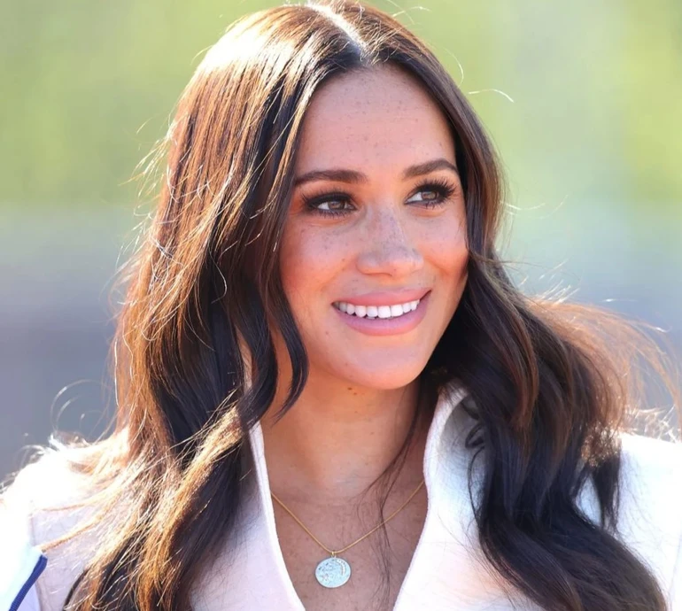 Меган Маркл пригорнула сина і доньку в саду для милого фото