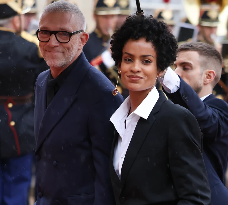 Звана вечеря у Парижі: дружина Макрона вигуляла сукню зі срібною вишивкою, а кохана Касселя пройшлася хідником у маскулінному образі