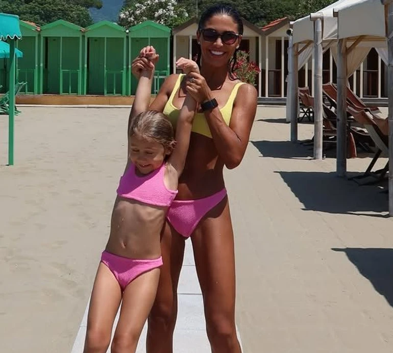 Дімопулос у бікіні наробила на італійському пляжі вайбових фото з 5-річною донею