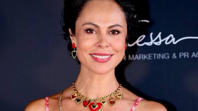 Ексдружина Кличка в розцяцькованій серцями сукні епатувала аутфітом на гламурному заході