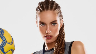 Кучеренко у міні та на підборах попозувала з футбольним м'ячем на підтримку збірної України. Фото