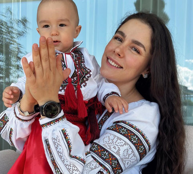 Весь в маму: Онуфрійчук показала, як 1-річний синочок ласує квашеною капустою