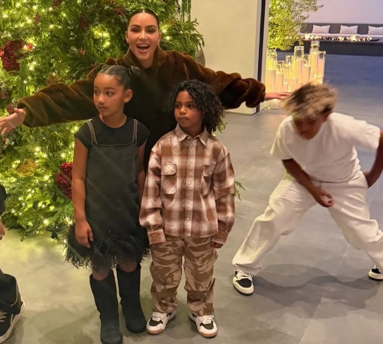 Я старалася: Кардашян насмішила спробами зробити різдвяні фото з чотирма своїми дітьми