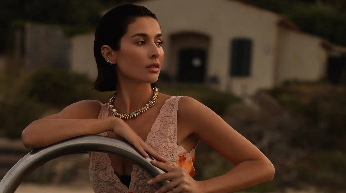 Ярославська в сукні-сліпі від Saint Laurent граційно попозувала біля води в Сен-Тропе