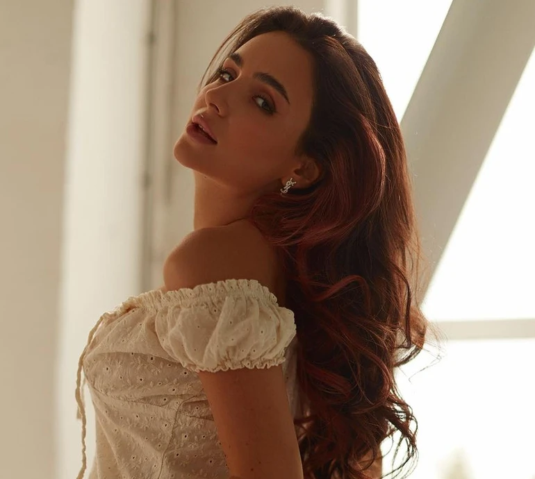 Очевидно, що хочеш мене: Трінчер у трусиках посвітила принадами для звабливих ФОТО