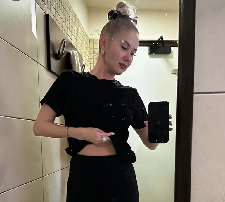 Фітнес-підпал: Бужинська в дуже декольтованому спортлуці показала запальні стрибки. Відео