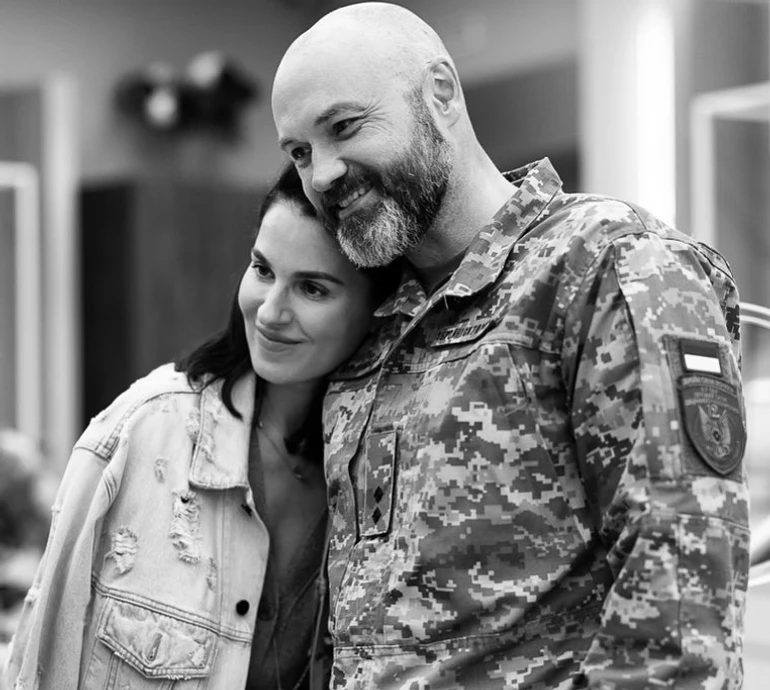 Єфросиніна розповіла про першу за рік зустріч родиною та замилувала обіймами чоловіка й сина. Фото