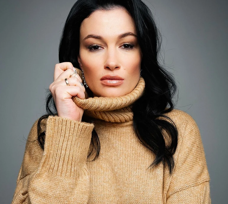 Білявка, голомоза, короткострижена та рокова брюнетка: як змінювалася Анастасія Приходько. Фото