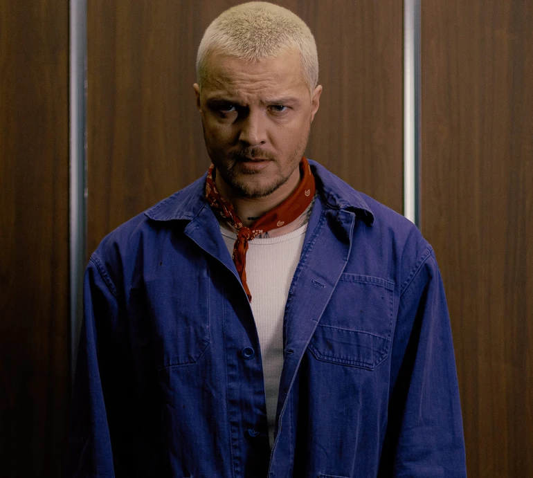 Затягую тебе на дно: Галич у латексі оголосив про сольну кар'єру стильним кліпом у ліфті