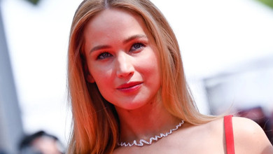 Лоуренс у сукні зі шлейфом палко зацілувала чоловіка на хіднику у Каннах. Фото