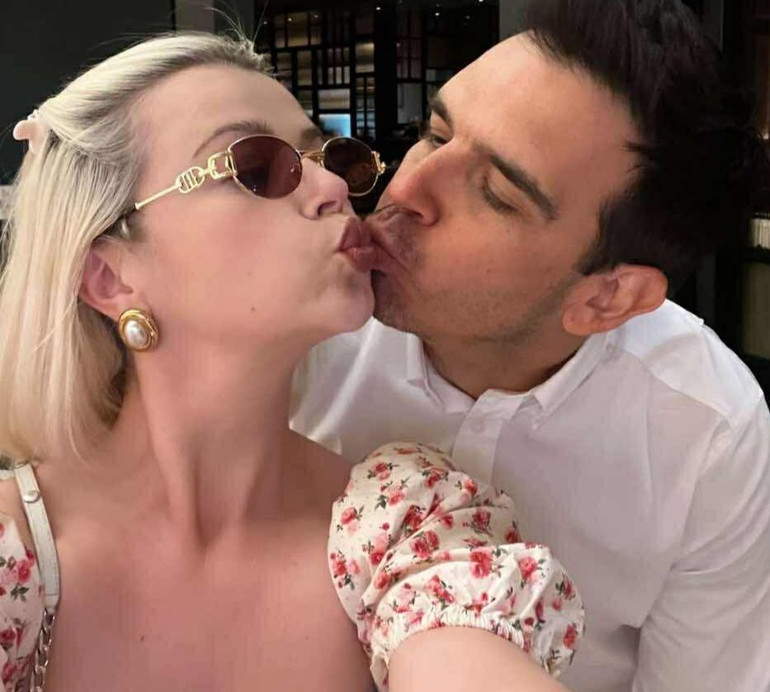 Ідеальні разом: Міка Ньютон привітала чоловіка з 11-річчям стосунків та показала гастросвяткування