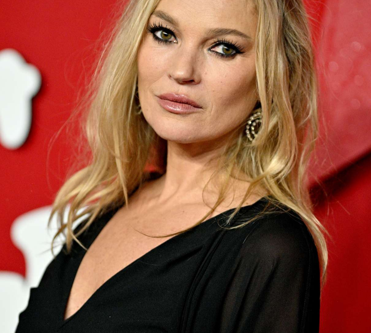 Золоте міні та високі чоботи: молодша сестра Кейт Мосс скопіювала її культовий лук із нульових. Фото