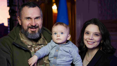 Сенцов у день 49-ліття показався з сином на руках і зацілував дружину в сонячних Карпатах. Фото