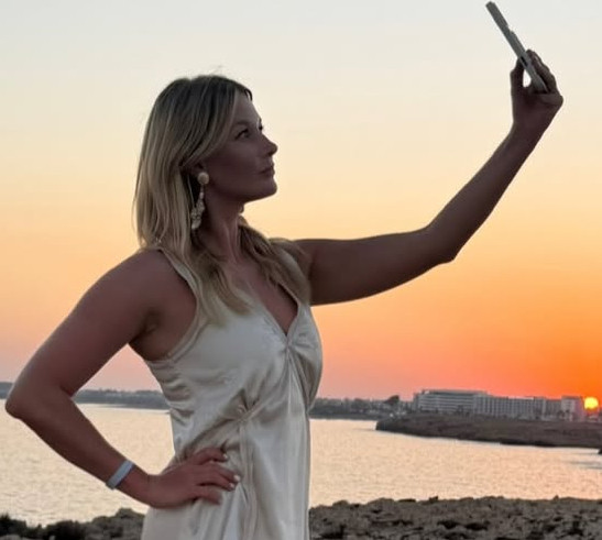 Грєшнова у купальнику та мереживі попозувала на тлі краєвидів Кіпру