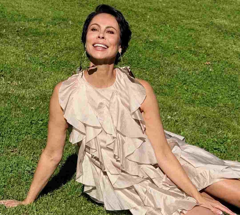 Голонога ексдружина Кличка у воланах і рюшах показала, як радіє любові, та замислилася про нове заміжжя. Відео