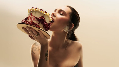 Татарінцева з нагоди 35-річчя випнула соковитий бюст у мерехтливому корсеті та куснула торт. Фото