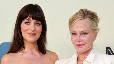 Дакота Джонсон в обтислому металіку і Мелані Гріффіт у кросах на підборах: зіркові доня з мамою зчинили фурор на хіднику