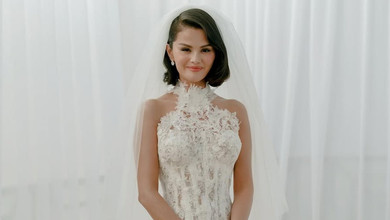 Шлейф, вишивка і лаконічне міді: Гомес на глянцевих фото продемонструвала свої три весільні сукні