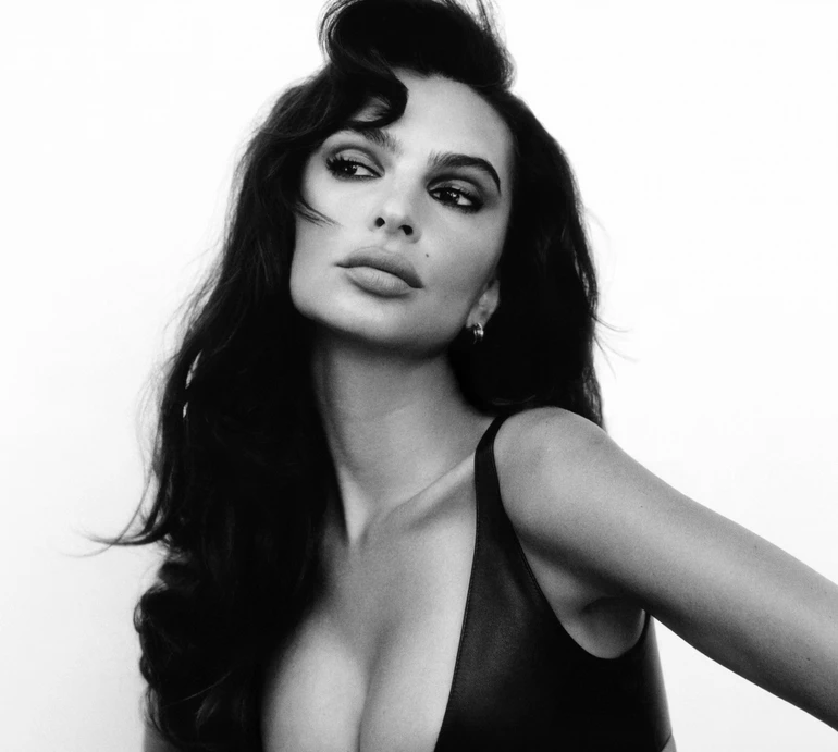 Ратаковскі повністю оголилася для естетичного ч/б та зізналася, чому мріє нічого не постити в Instagram