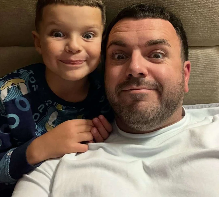 Як 4-річний синок Решетніка в кріслі під час стрижки закуняв. Кумедне відео