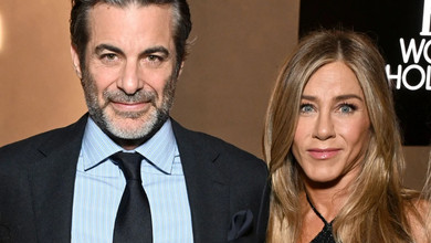 Еністон замилувала відео, на якому робила укладку своєму коханому красунчику