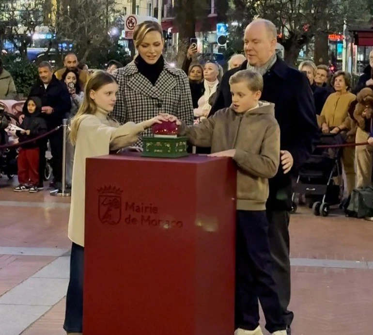 Свято наближається: 10-річні двійнята князя Монако урочисто увімкнули різдвяну ілюмінацію міста