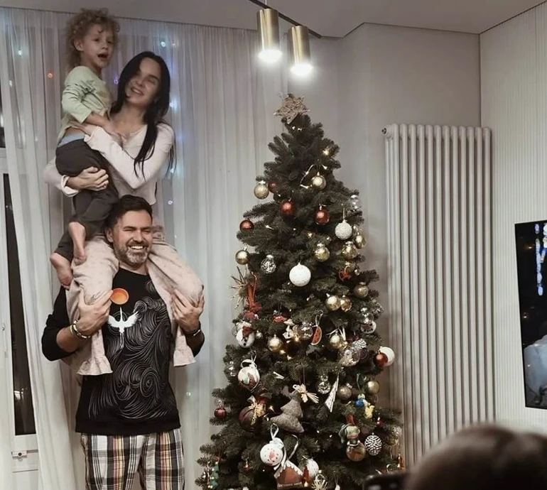 Піжами, танці і сімейна акробатика: Мірошниченки з чотирма дітьми влаштували яскраве прикрашання ялинки