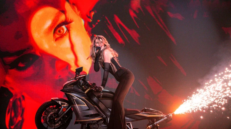 Байк, спецефекти і драйв у Палаці спорту: LADA запалила сцену MUZVAR Awards