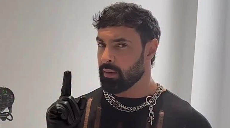 Татко не здувся: Козловський топлес похизувався формою після місяця без спортзали