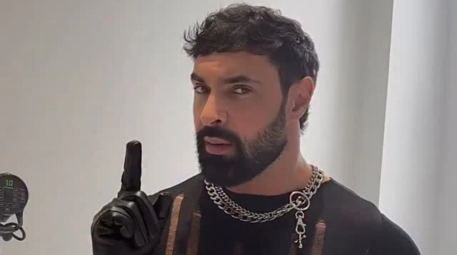 Татко не здувся: Козловський топлес похизувався формою після місяця без спортзали