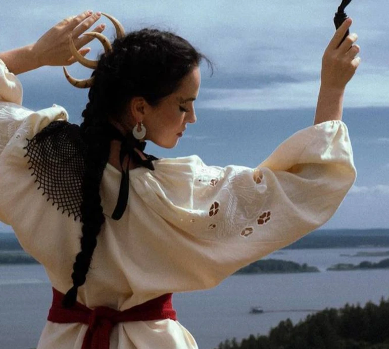 Боса та з серпом: Астаф'єва у вишиванці уявила себе богинею в кукурудзяному полі