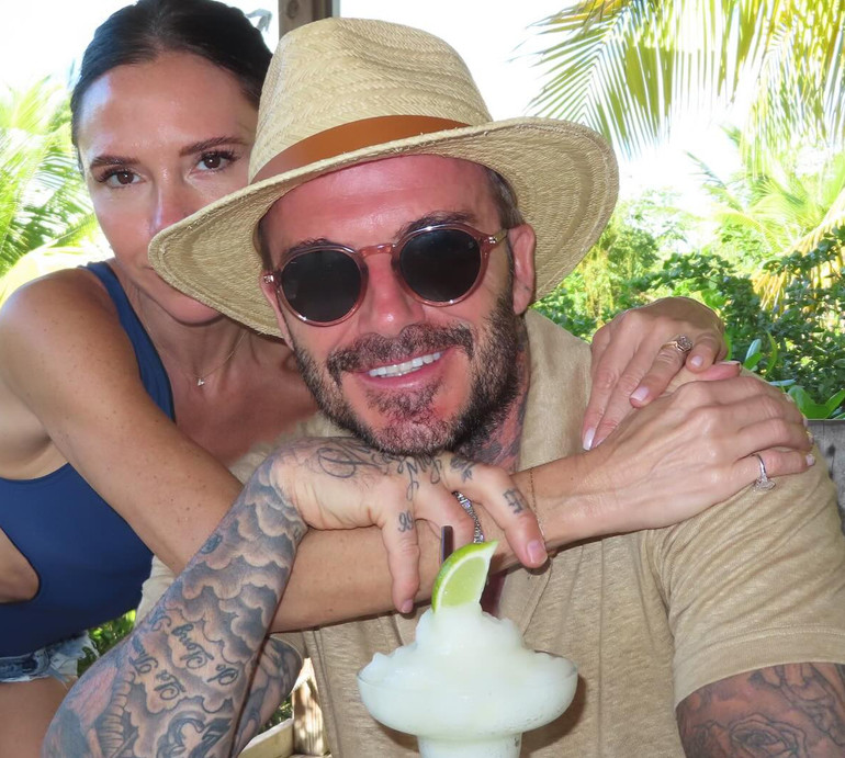 Бекхем і кури: як Девід у шапочці Санти свій подарунок від Вікторії годував. Відео