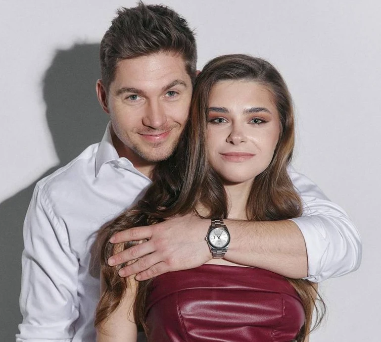 Чоловік та дружина: Остапчуки в ошатних луках поцілувалися і пообіймалися для спільних фото