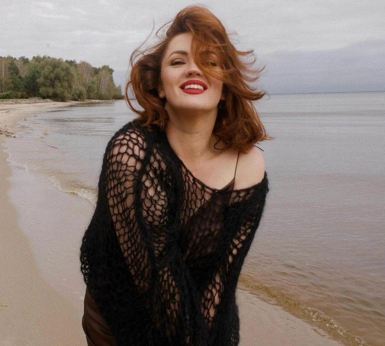 Важкувато, особливо на сцені: Цибульська розкрила свою осінню вагу та попозувала для атмосферних кадрів